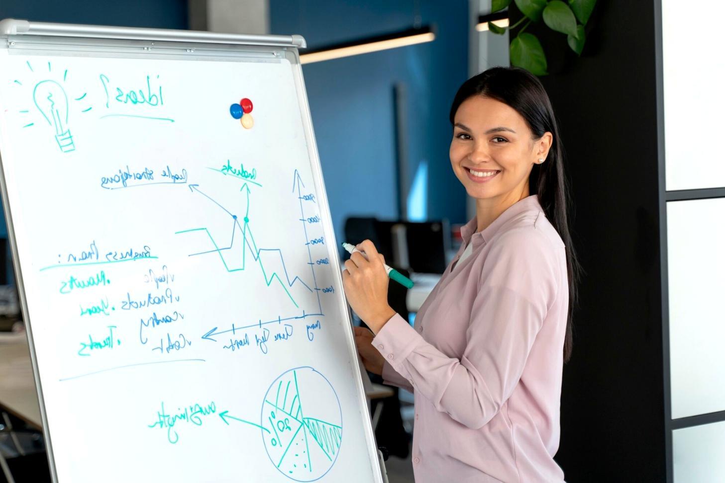 Arbeitsplatz mit Laptop und Finanzunterlagen